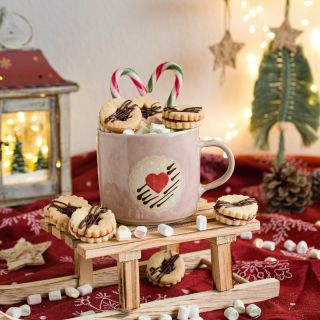 ✨ Vánoční kouzlo v každém doušku! ✨ Hrnky zdobené motivem lineckého kolečka s rybízovou marmeládou a cákaného čokoládou už...