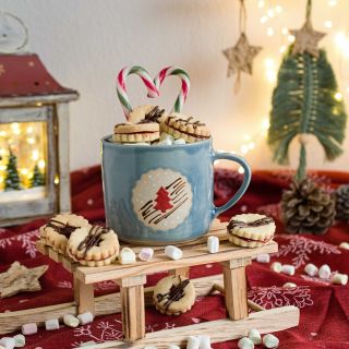 🎄 Sladké Vánoce v hrnečku! 🎄 ✨ Hrnečky z mé dílny inspirované lineckým cukrovím přinášejí vůni Vánoc přímo do vašich...